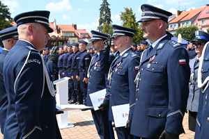 Na zdjęciu zastępca Komendanta Głównego z policjantami