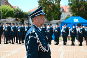 Zbliżenie na umundurowanego policjanta