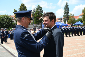 Na zdjęciu policjant przypina Wojewodzie Śląskiemu medal