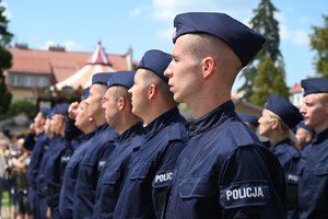 Na zdjęciu umundurowani policjanci