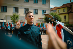 Na zdjęciu policjant w trakcie ślubowania