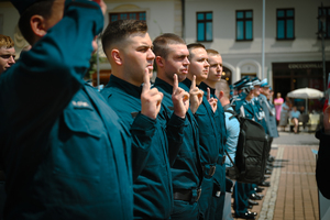 Na zdjęciu policjanci w trakcie ślubowania