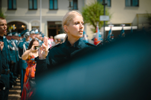 Na zdjęciu policjantka w trakcie ślubowania