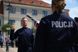 Na zdjęciu policjant w trakcie ślubowania