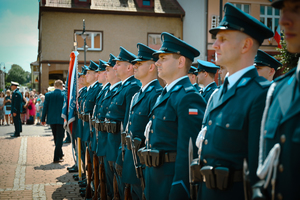 Na zdjęciu umundurowani policjanci