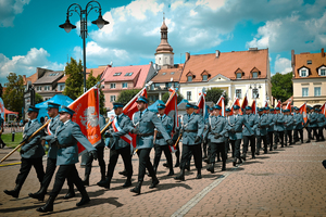 Na zdjęciu przemarsz policjantów