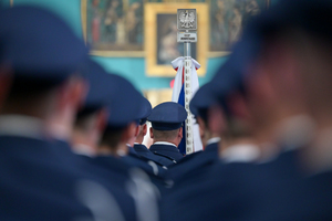 Zbliżenie na policjanta