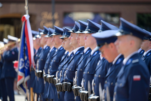 Na zdjęciu umundurowani policjanci