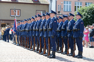 Na zdjęciu umundurowani policjanci kompanii honorowej