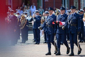 Na zdjęciu umundurowani policjanci kompanii honorowej niosą flagę Polski