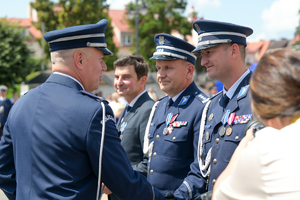 Na zdjęciu Zastępca Komendanta Głównego gratuluje policjantowi