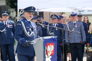 Na zdjęciu Policjant w trakcie przemówienia