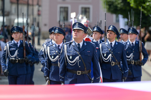 Zbliżenie na policjantów kompanii honorowej