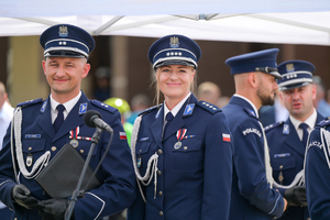 Na zdjęciu zbliżenie na policjanta