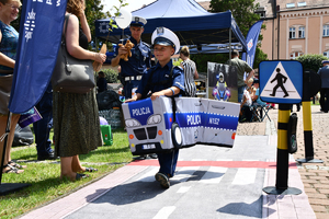 Na zdjęciu chłopiec w przebraniu policjanta