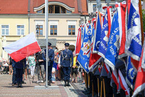 Na zdjęciu policjanci kompanii honorowej wieszają flagę