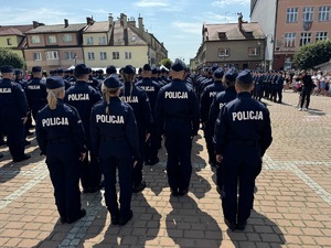 Na zdjęciu umundurowani policjanci