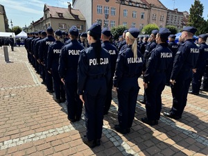 Na zdjęciu umundurowani policjanci