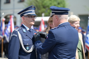 Na zdjęciu Zastępca Komendanta Głównego przypina medal Komendantowi Wojewódzkiemu