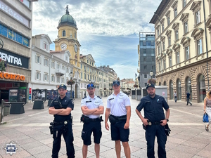 Na zdjęciu stojący obok siebie policjanci z Polski oraz Chorwacji