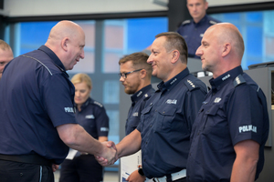 Na zdjęciu Zastępca Komendanta Wojewódzkiego Policji w Katowicach insp. Jacek Stelmach składający funkcjonariuszom gratulacje