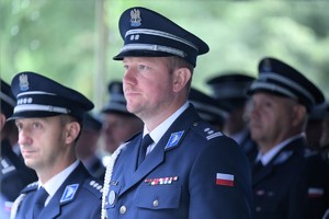 Policjanci w umundurowaniu służbowym podczas uroczystości