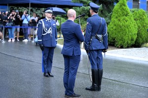 Dowódca uroczystości składa meldunek generałowi