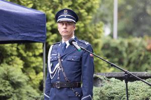 Dowódca uroczystości stoi w umundurowaniu galowym