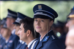 Policjantka w umundurowaniu służbowym