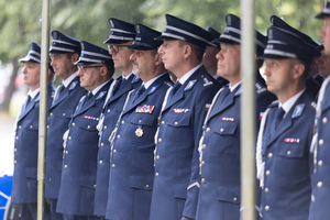 Policjanci w mundurach galowych podczas uroczystości