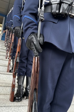 Długa broń ułożona wzdłuż ciała policjanta