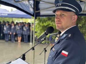 Policjant w umundurowaniu galowym spogląda w bok