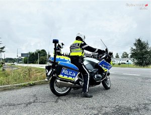 Zdjęcie kolorowe. Policjant na motocyklu