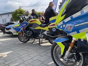 Zbliżenie na motocykle i stojących obok uczestników warsztatów