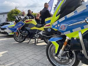 Zbliżenie na motocykle i stojących obok uczestników warsztatów