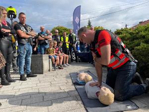 Ratownik przeprowadza pokaz na fantomie