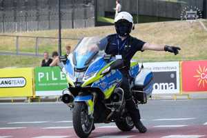 Na zdjęciu policjant na motocyklu.