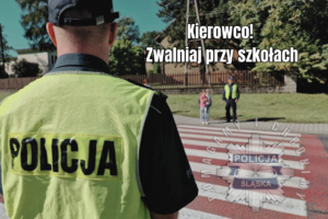 Grafika przedstawiająca przejście dla pieszych, policjanta, dzieci i znajdujący się napis Kierowco, Zwolnij przy szkołach.