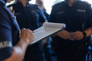 Na zdjęciu lista w ręku policjanta