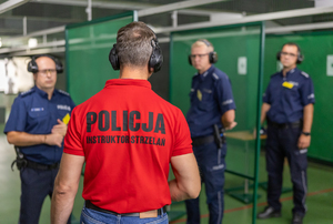 Instruktor strzelań wraz z policjantami.