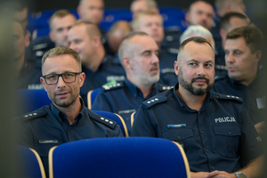 Zbliżenie na policjantów