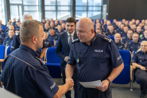 na zdjęciu Zastępca Komendanta Wojewódzkiego Policji w Katowicach składa gratulacje policjantowi