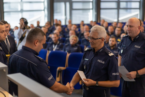 na zdjęciu Komendant Wojewódzki Policji w Katowicach składa gratulacje policjantowi