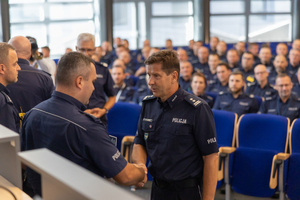 na zdjęciu Wiceprzewodniczący NSZZ Policjantów w Katowicach składa gratulacje policjantowi