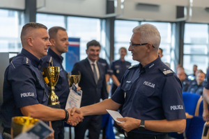 na zdjęciu Komendant Wojewódzki Policji w Katowicach składa gratulacje i wręcza puchary policjantom