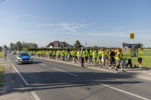 Na zdjęciu przemarsz dzieci zabezpieczony przez policjantów.