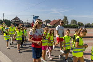 Na zdjęciu przemarsz dzieci wraz z mistrzynią olimpijską.