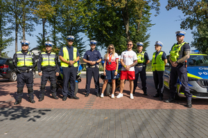 Na zdjęciu mistrzyni olimpijska wraz z policjantami