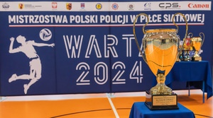 zdjęcie przedstawia: zbliżenie na puchar a w tle napis warta 2024