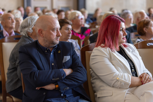 Uczestnicy konferencji siedzący na widowni